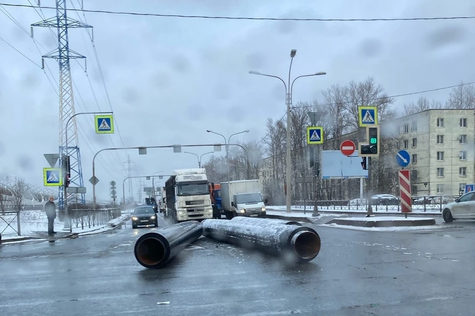 Шаланда растеряла трубы на дороге. фото: vk.com/spb_today