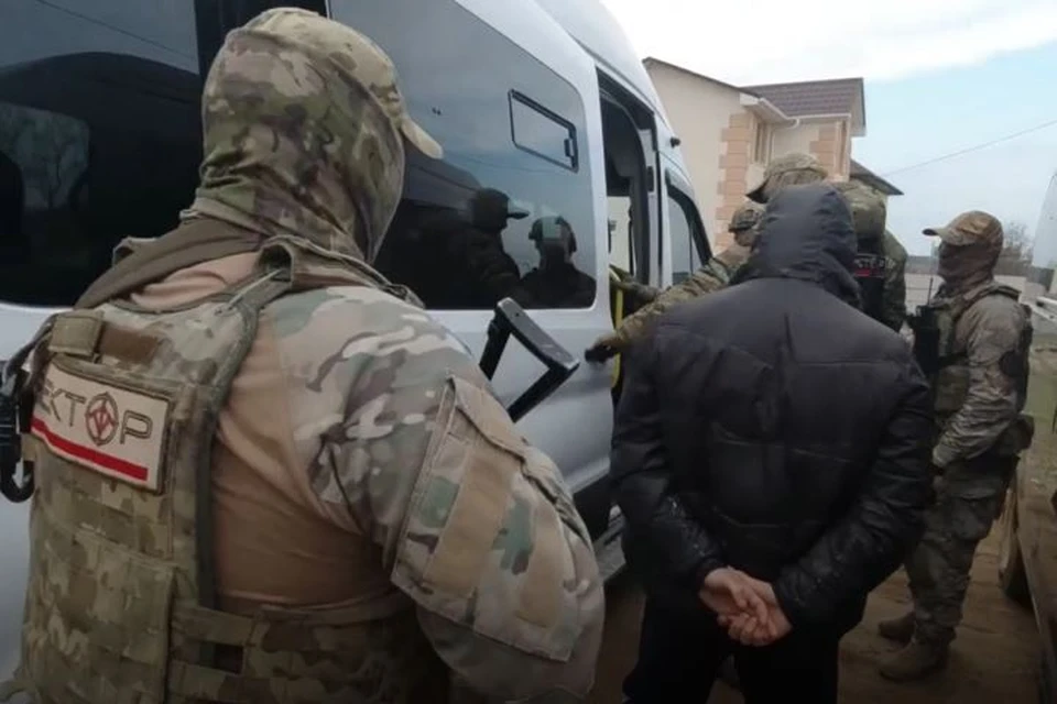32-летнего севастопольца, которого подозревают в финансировании терроризма, задержали сотрудники ФСБ. Фото: скриншот из видео
