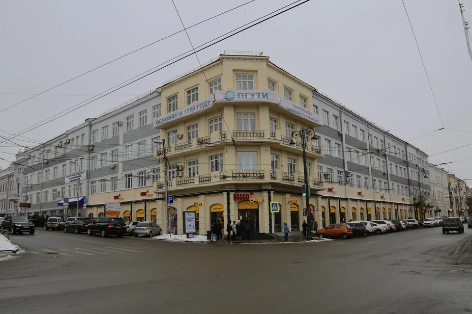 Сейчас внутри корпуса продолжается ремонт спортзала. Фото: hinshtein.ru