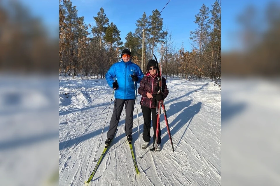 Юбиляр легко пробегает 15 км на лыжах, а супруга составляет ему компанию. Фото: Сергей Грачев
