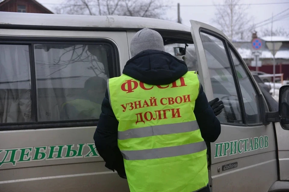 Алиментщик пытался спрятаться от приставов в магазине.