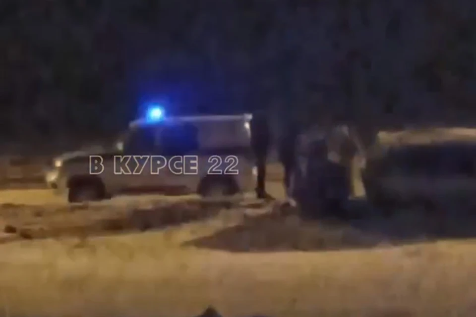 Полицейские скрутили дебошира. Скриншот видео со страницы группы «В курсе 22»