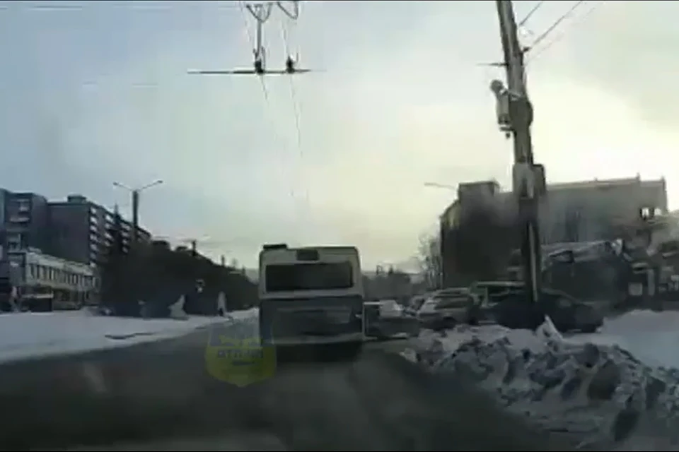 В Мурманске 6 февраля произошло ДТП с участием пассажирского автобуса. Фото: vk.com/murmansk_dtp