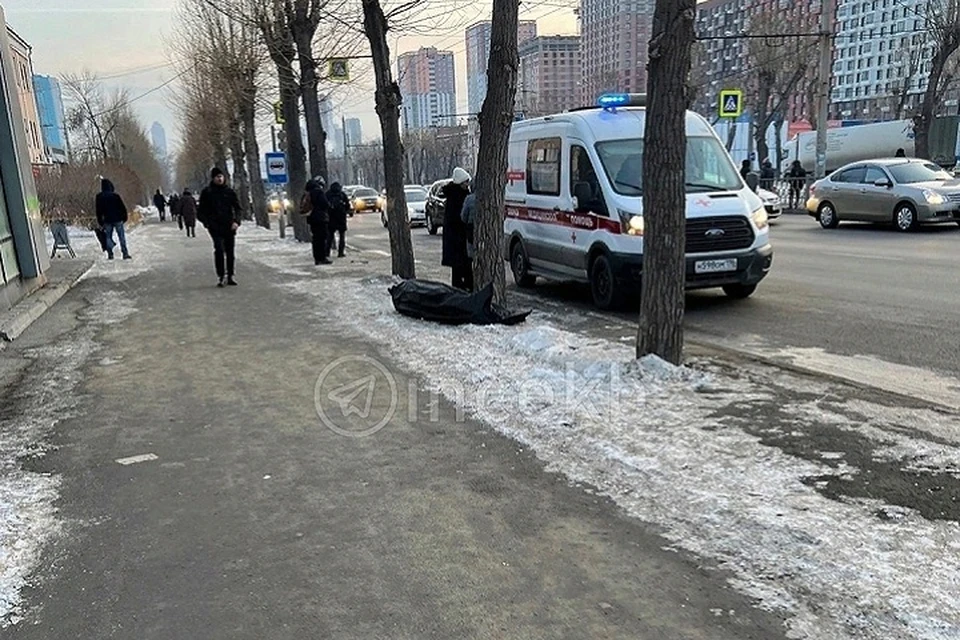 По предварительным данным, мужчине внезапно стало плохо, он упал и скончался. Фото: паблик Вконтакте "Инцидент. Екатеринбург"