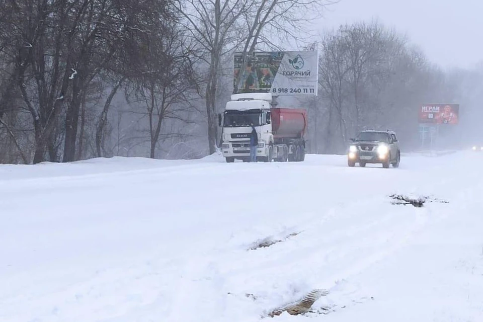 Дорогу замело снегом. Фото: t.me/gk_news1