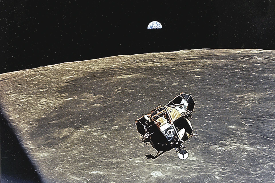 Еще одно совпадение: у писателя на Луну полетели три человека. Столько же было в экипаже американского «Аполлона-11» и других «Аполлонов». Фото: picture-alliance/dpa/Global Look Press