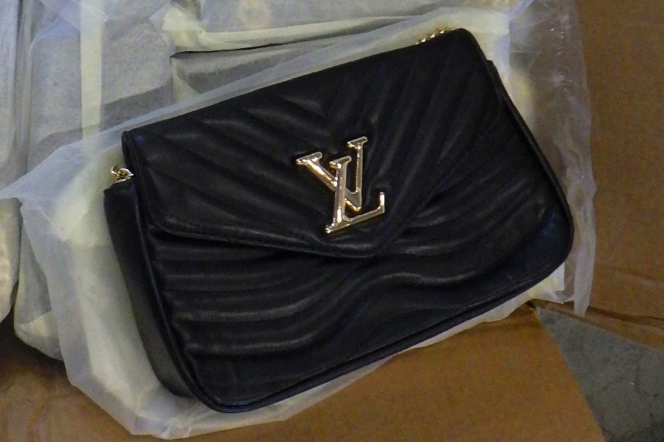 Таможенники Пулково изъяли поддельные сумки и туфли Louis Vuitton у предприимчивой женщины. Фото: СЗТУ