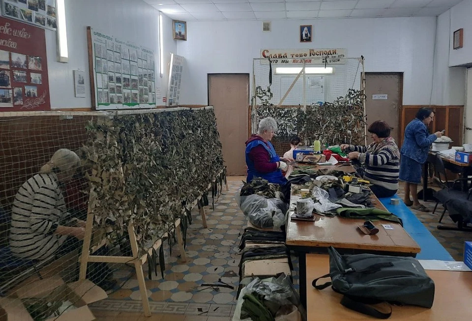 Волонтеры в Ростове сплели 700 квадратных метров маскировочных сетей для бойцов СВО.
