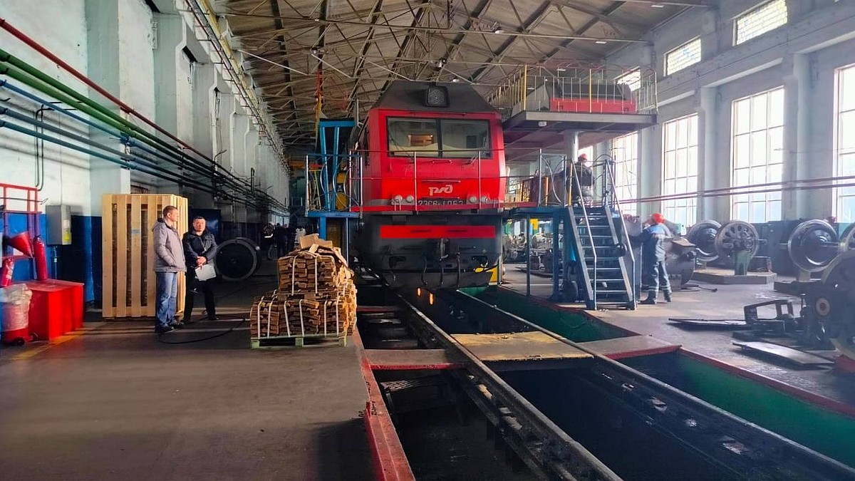 В Челябинской области рабочий депо попал в больницу после падения со  смотровой площадки - KP.RU