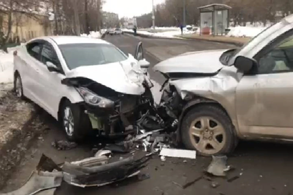 Водитель автомобиля Toyota RAV4 выехал на встречную полосу и врезался в движущийся Hyundai Elantra