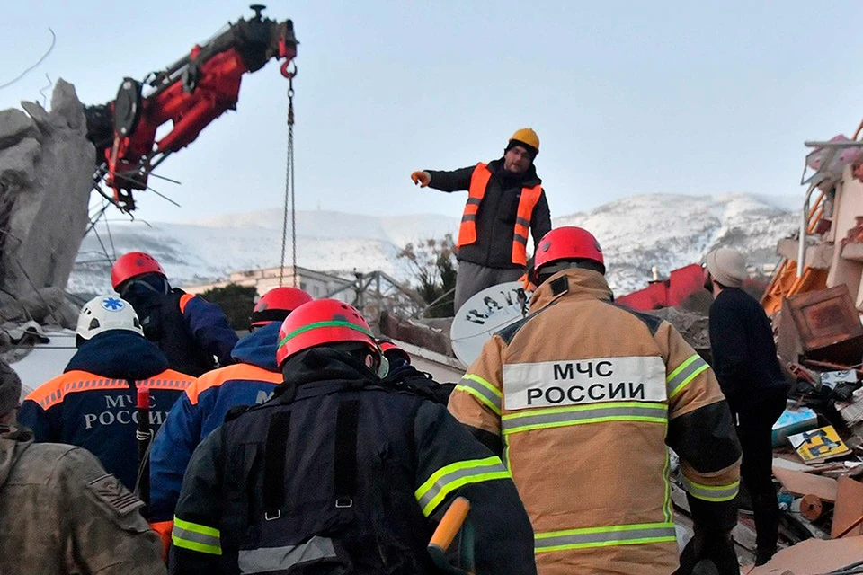 В ближайшие часы в Турцию прибудут еще 50 спасателей отряда «Центроспас» и 11 врачей Минздрава России.