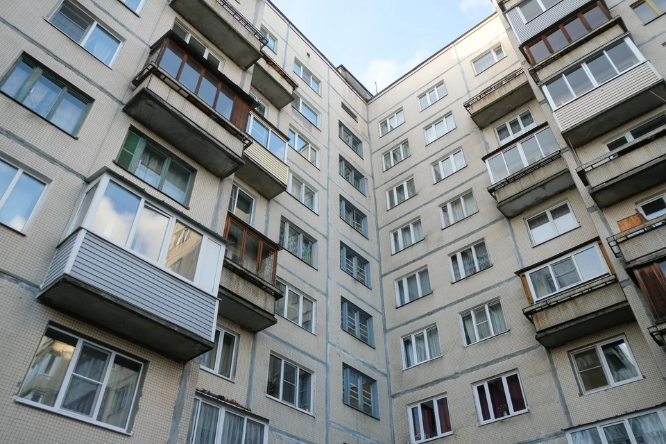 Житель Приморского района выкинул подругу в окно после ссоры.