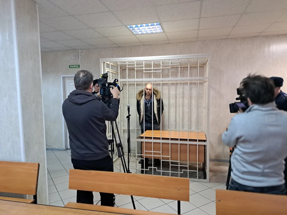 Свое поведение в суде он назвал "неудачной шуткой"