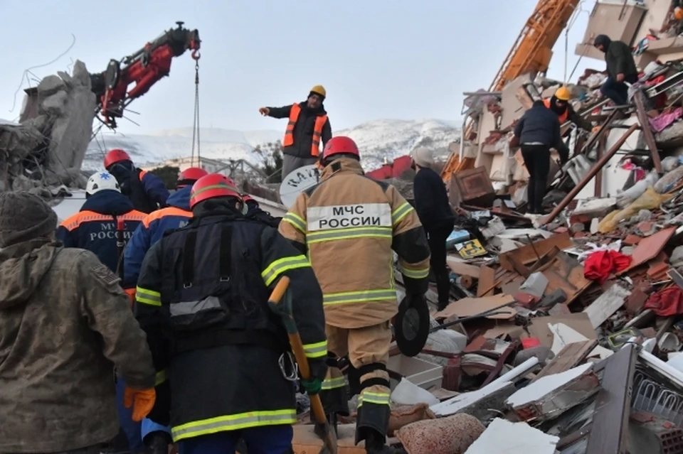Российские спасатели помогают разбирать завалы после разрушительного землетрясения.