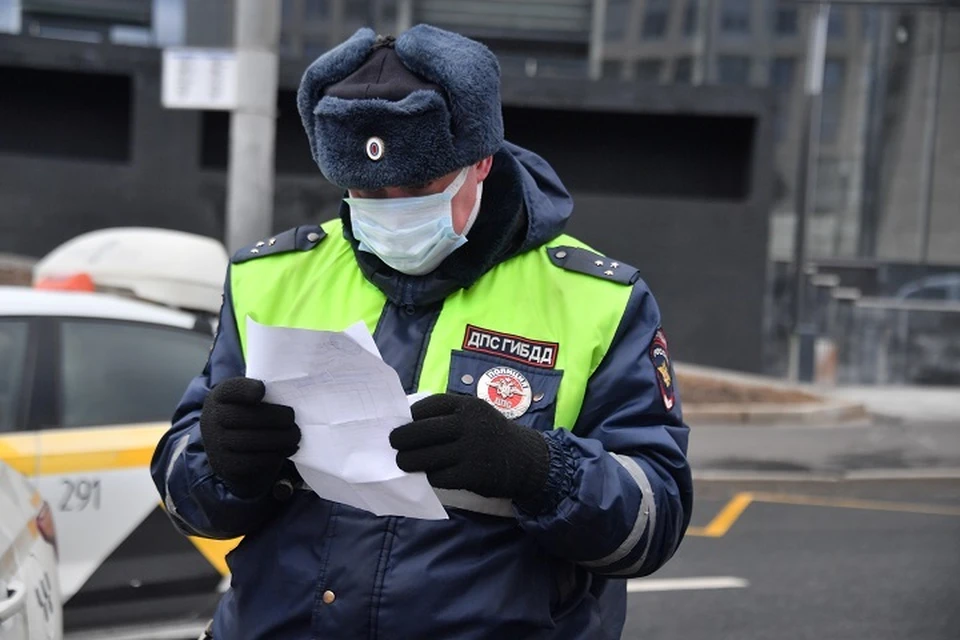 Сотрудники ГИБДД составилина нарушителей протоколы.