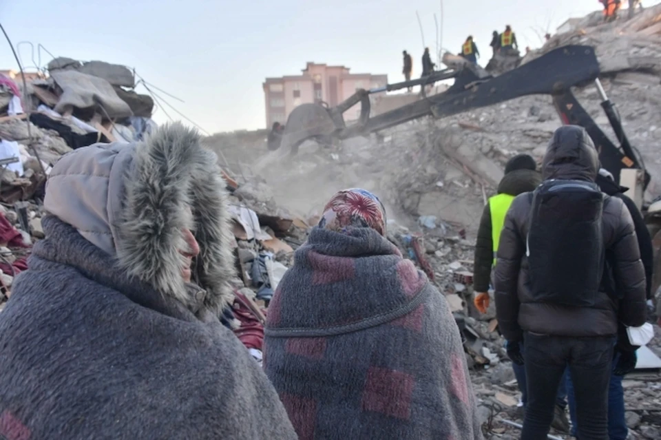 Спасатели и местные жители разбирают завалы после разрушительного землетрясения.