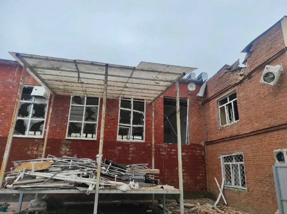 Бригады скорой помощи доставляют пострадавших в больницу.