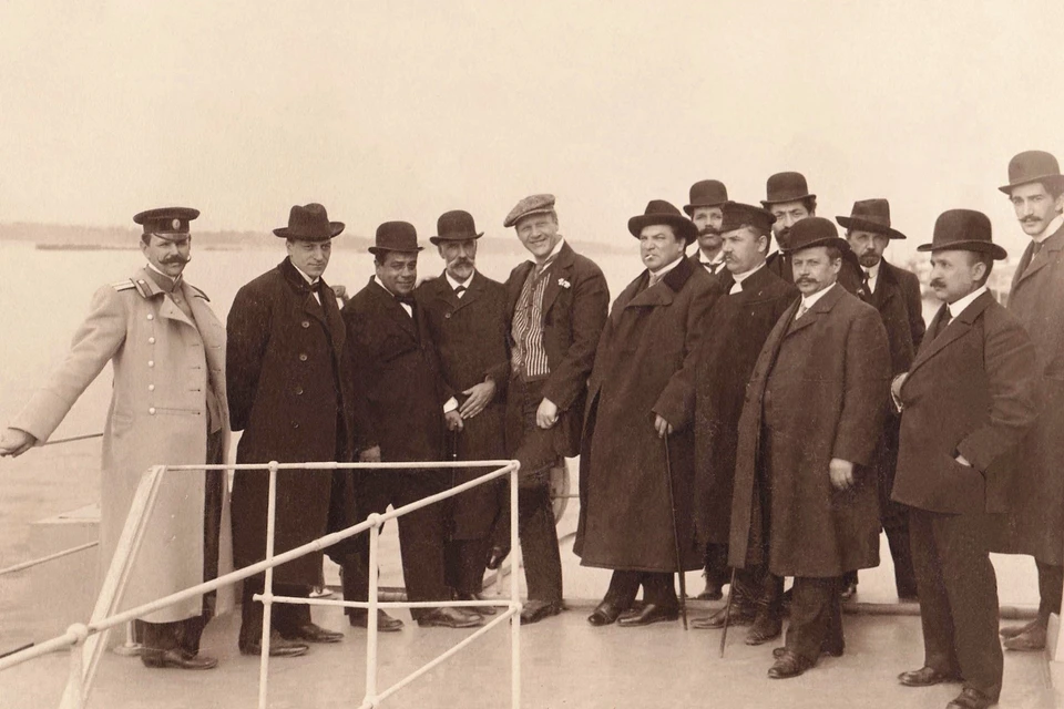 Федор Шаляпин и встречающие его самарцы на борту парохода "Александр Грибоедов". 1909 г.