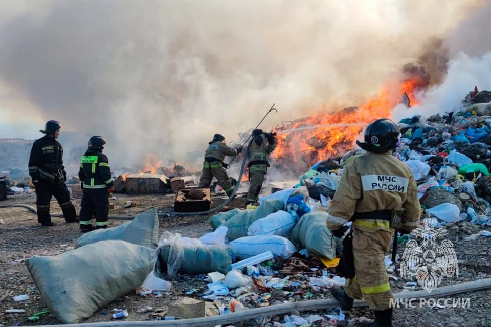 Причина пожара — попадание в отходы тлеющей золы. Фото: МЧС по Приморскому краю.