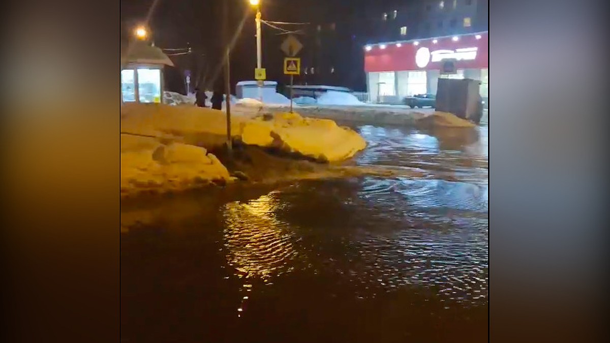 В Закамске из-за аварии на сетях улицы затопило, а дома остались без воды -  KP.RU