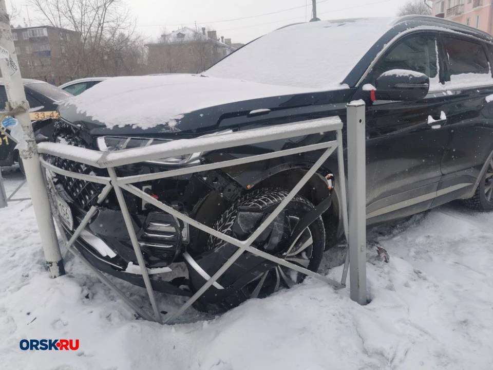 Две иномарки столкнулись на пешеходном переходе