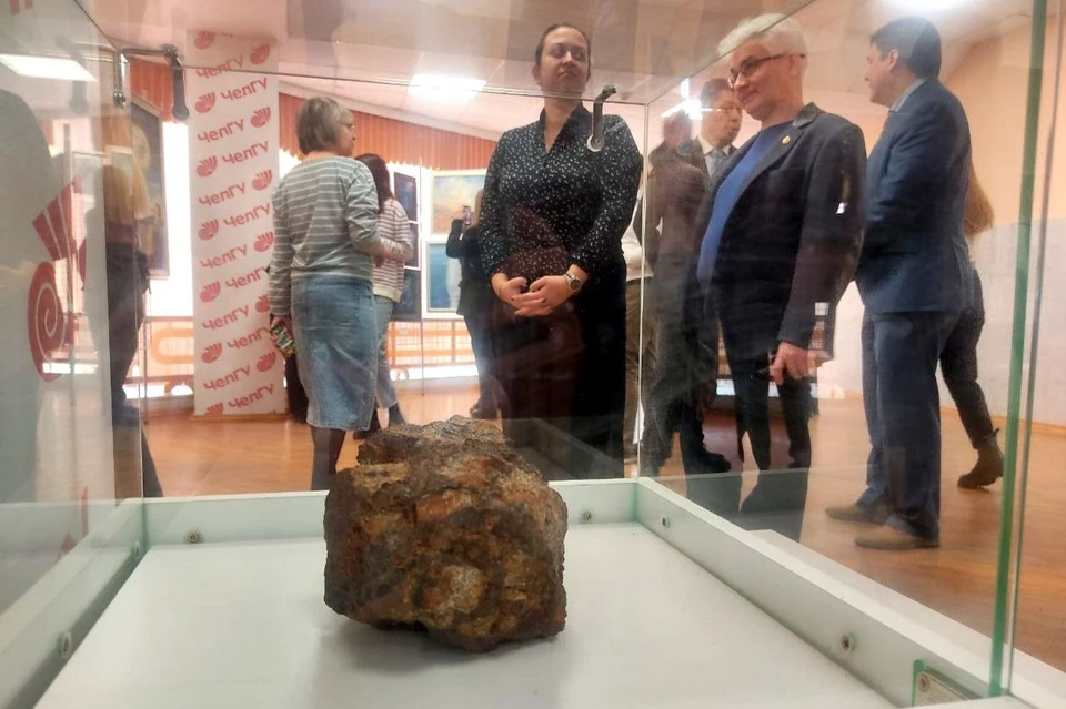 Один из фрагментов метеорита остался в ЧелГУ.