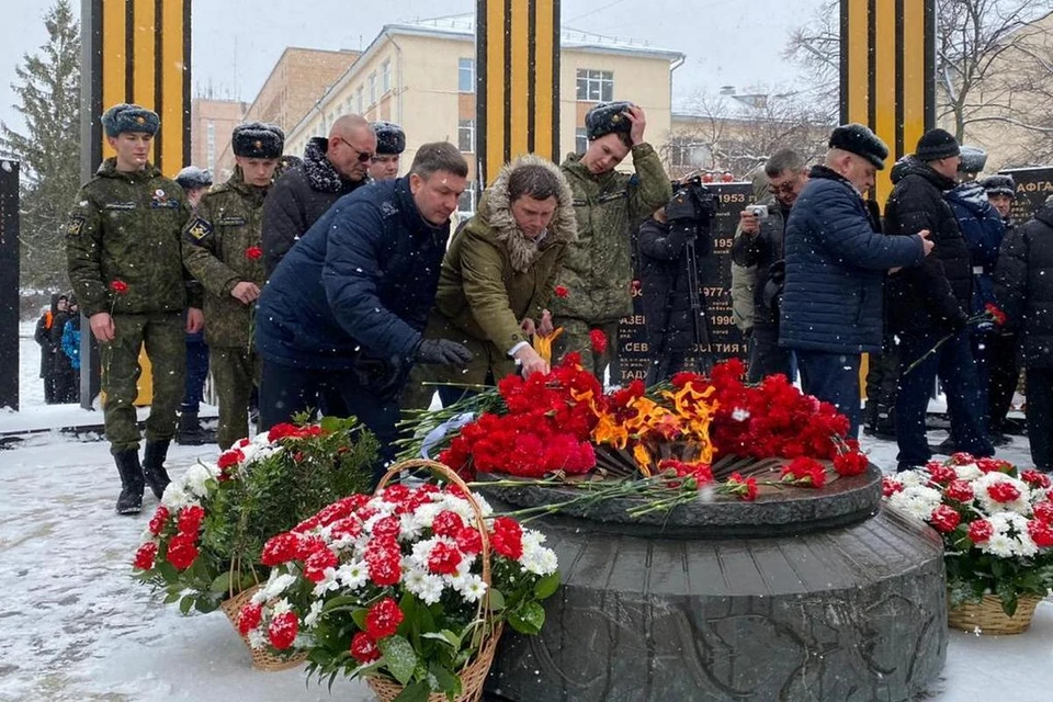 Депутат Рязоблдумы Григорий Парсентьев возложил цветы к памятнику Павшим в локальных войнах.