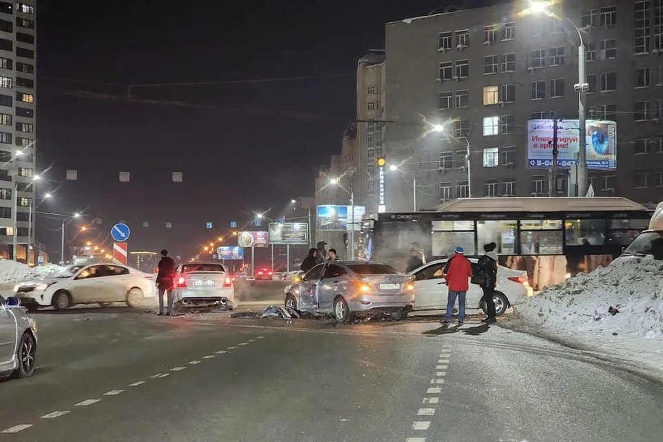 В Новосибирске на выезде с Октябрьского моста случилось ДТП. Фото: читатели КП-Новосибирск