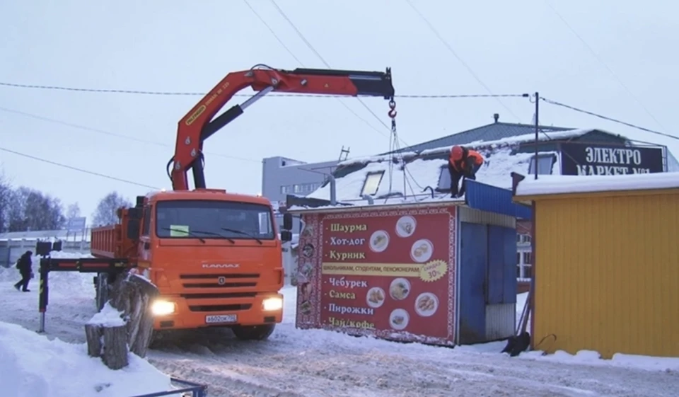 За 2022 год в Смоленске демонтировали более 50 незаконно уставленных ларьков. Фото: пресс-служба администрации города.