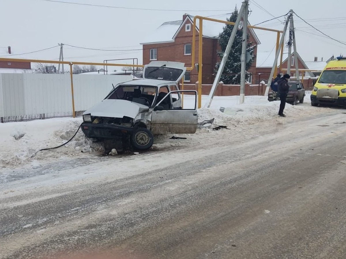 В Самарской области подросток на «Оке» столкнулся с «Вестой» и попал в  больницу - KP.RU