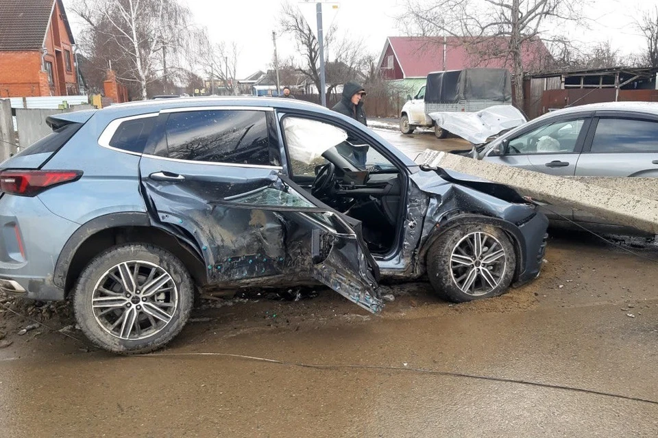 От удара опора ЛЭП упала на иномарку Фото: пресс-служба УГИБДД ГУ МВД РФ по Краснодарскому краю