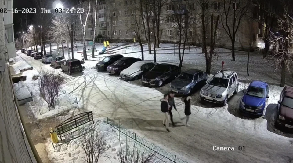 В Смоленске группа подростков сломала шлагбаум на улице Багратиона. Фото: «Подслушано Смоленск» в соцсети.