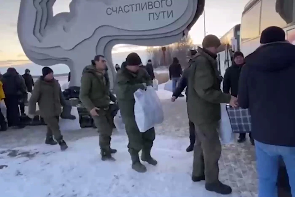 Минобороны РФ опубликовало видео возвращения из плена российских военных Фото: скриншот из видео