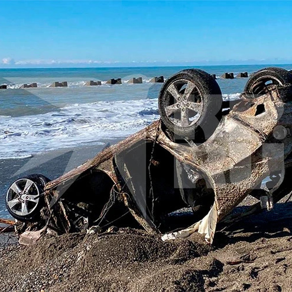 Это не авто утонувшей семьи. В полиции Кубани установили владельцев всех  выброшенных на сочинский берег машин - KP.RU