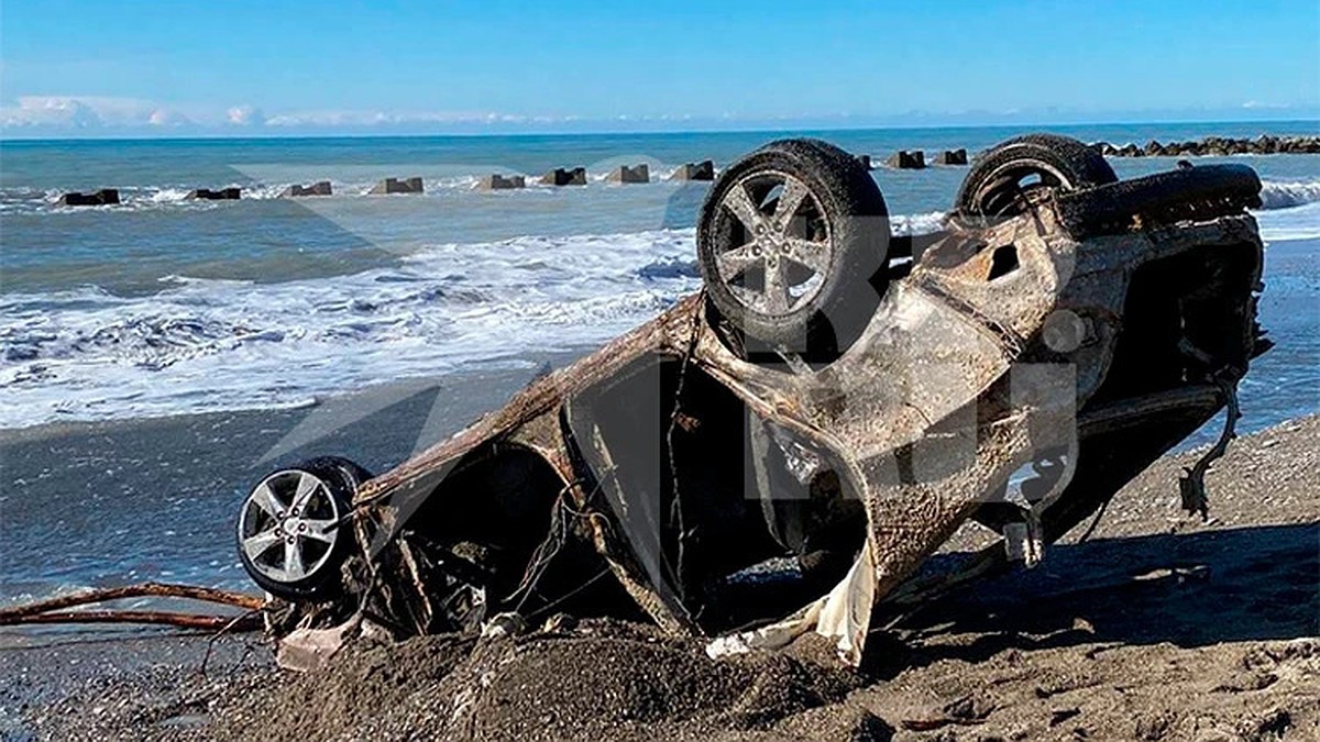 Это не авто утонувшей семьи. В полиции Кубани установили владельцев всех  выброшенных на сочинский берег машин - KP.RU