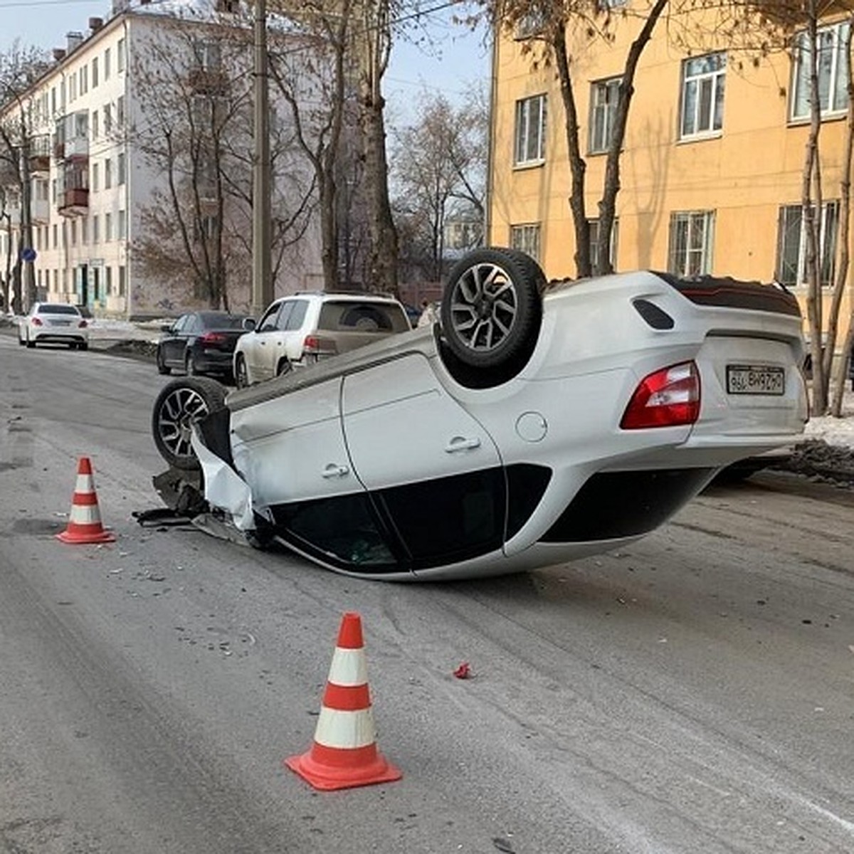 В Екатеринбурге Lada Granta перевернулась на крышу после столкновения с  внедорожником Lexus - KP.RU