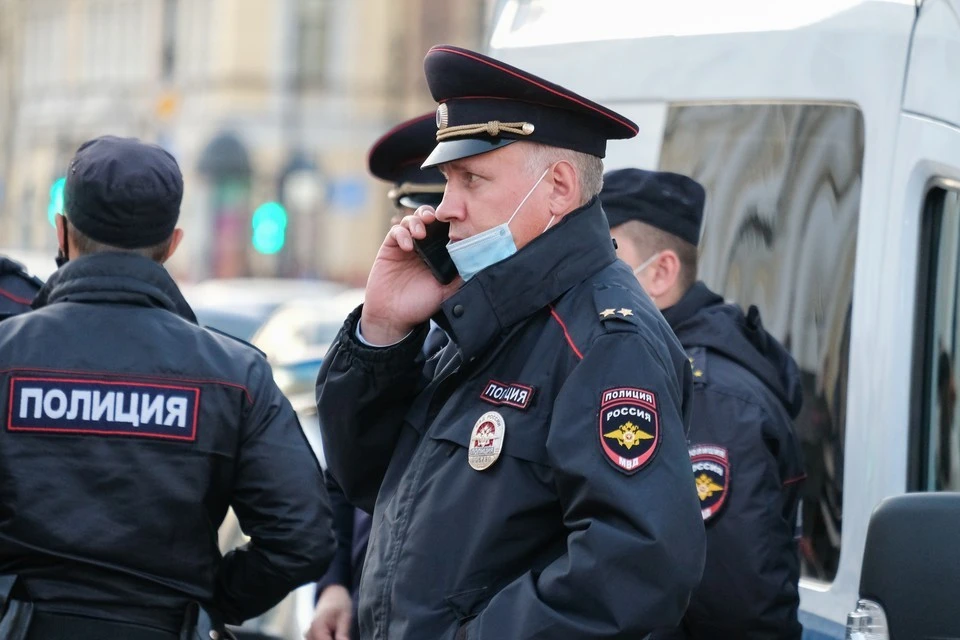 В полицию принесли фото руки с отрезанным пальцем.