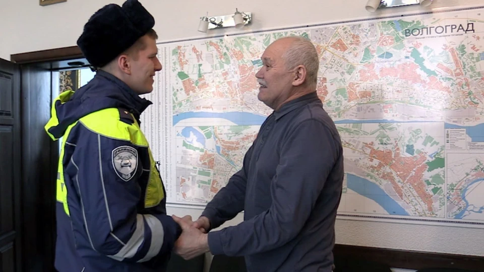 В Волгограде инспекторы ГАИ спасли водителя, едва не погибшего за рулем из-за сердечного приступа