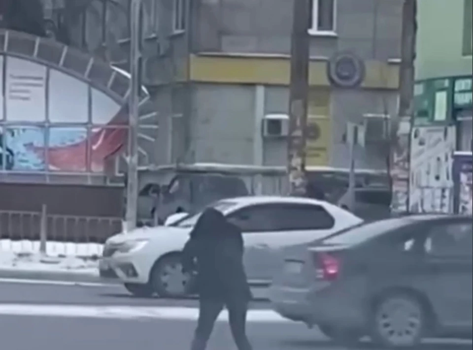 Женщина начала танцевать на дороге. Фото: "Самара №1"