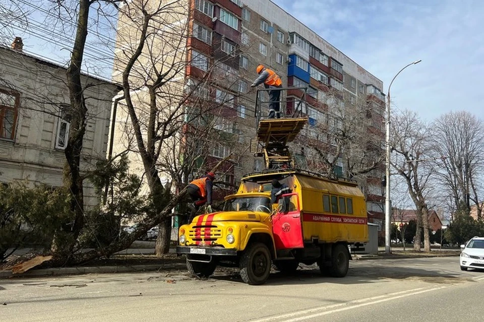 В Майкопе ликвидируют последствия урагана. Фото: пресс-служба администрации Майкопа