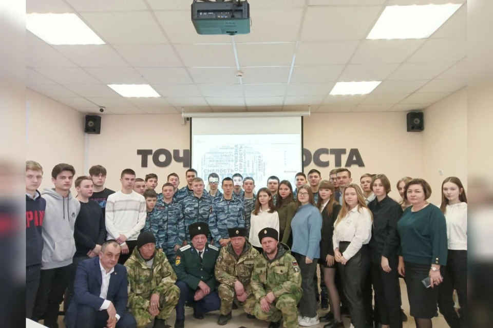 Добровольцы рассказали школьникам об обстановке на передовой. Фото: администрация Сорочинского городского округа