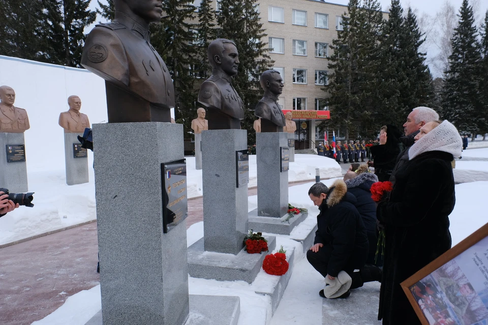 Семь выпускников НВВКУ получили звания Героя России на СВО.