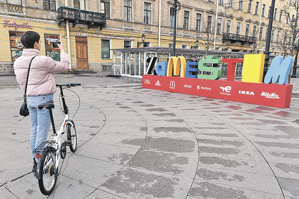 Инсталляция ZAMESTIM в Санкт-Петербурге собрана из первых букв названий ушедших из России западных компаний. Но ничего - заместим! Фото: Александр ДЕМЬЯНЧУК/ТАСС