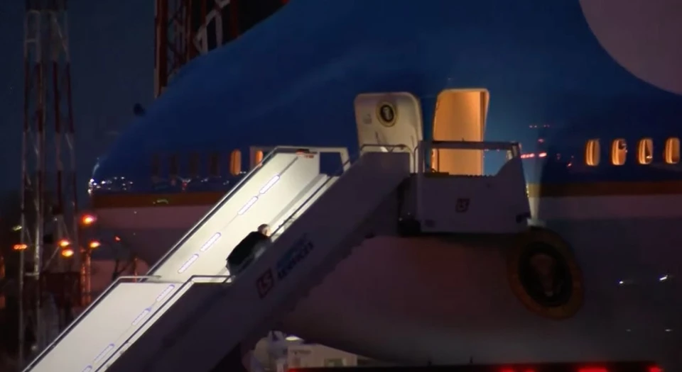 Байден снова споткнулся при посадке в самолет Фото: кадр из видео