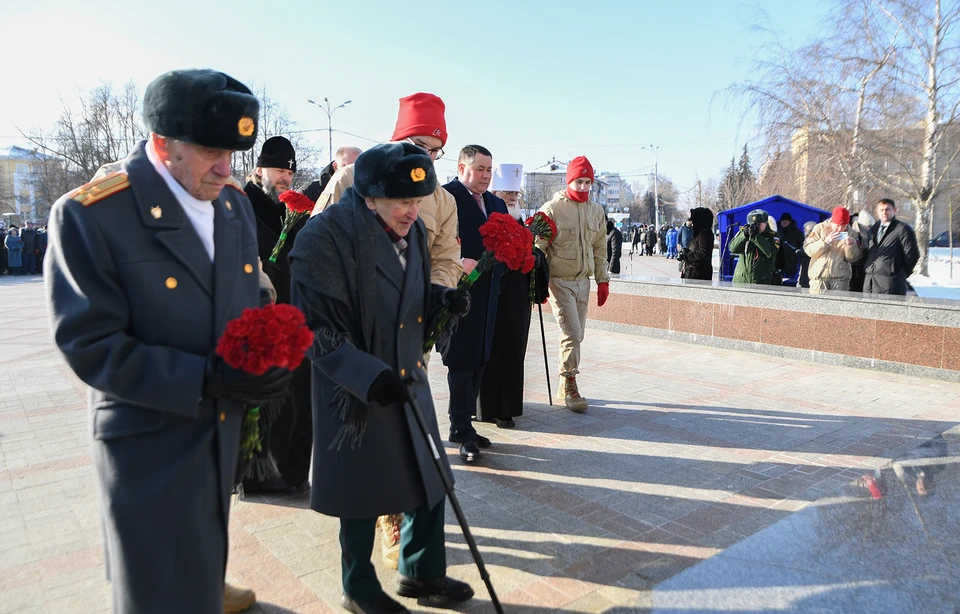 Возложение цветов у обелиска Победы в Твери.