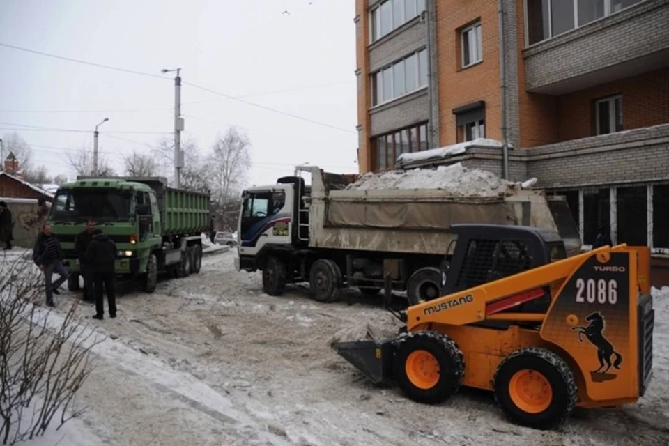 Работе по очистке города от снега не прекращается даже в праздничные дни