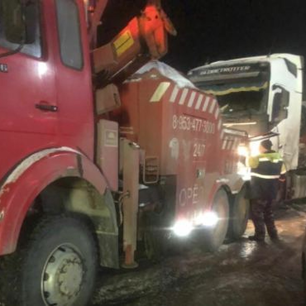 В Орловской области автоинспекторы помогли водителю сломавшегося на трассе  грузовика - KP.RU