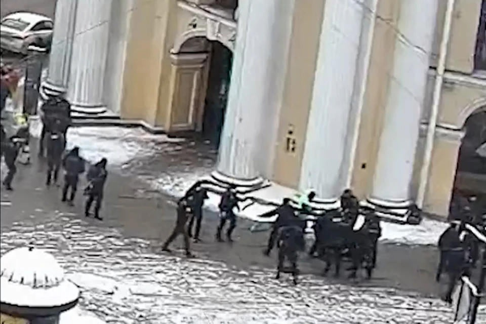 Правоохранитель смог обезоружить мужчину