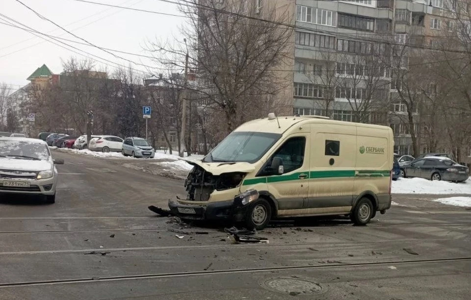 На улице Ф. Энгельса в Туле произошло ДТП с участием инкассаторской машины