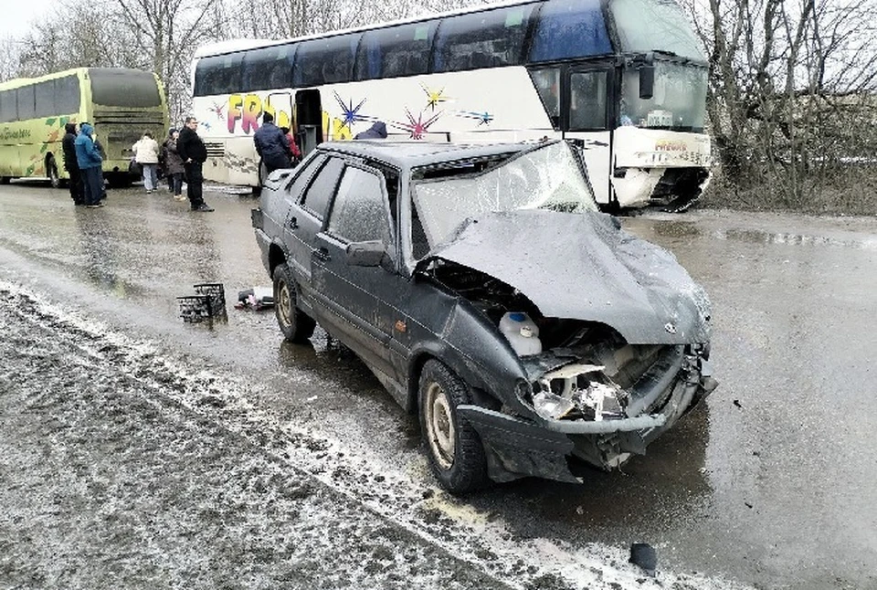 Пассажиры автомобиля серьезно пострадали в ДТП, младенец скончался в больнице. Фото: пресс-служба МВД ДНР